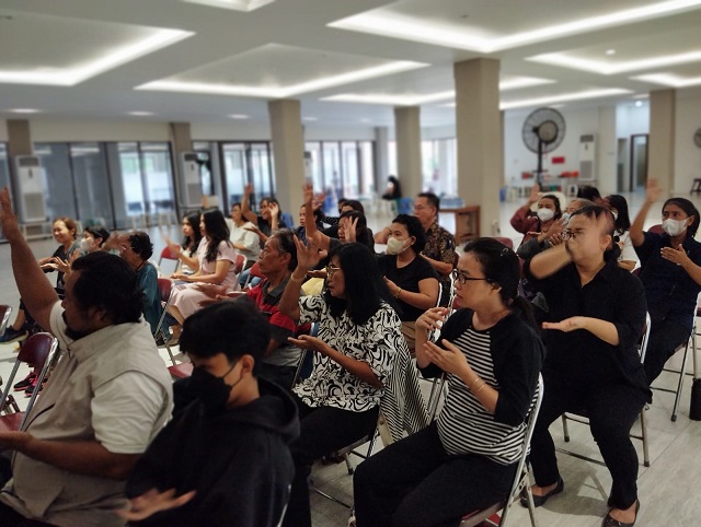 mengikuti guru PAKAI